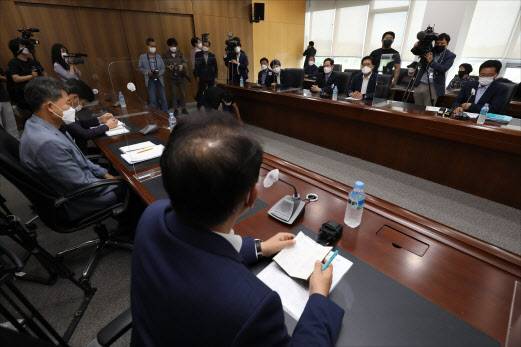 국민의힘 ‘이재명 경기도지사 대장동 게이트 진상조사 특별위원회’가 27일 오전 성남시청을 항의 방문해 성남시 관계자들과 면담하고 있다. (사진=연합뉴스)