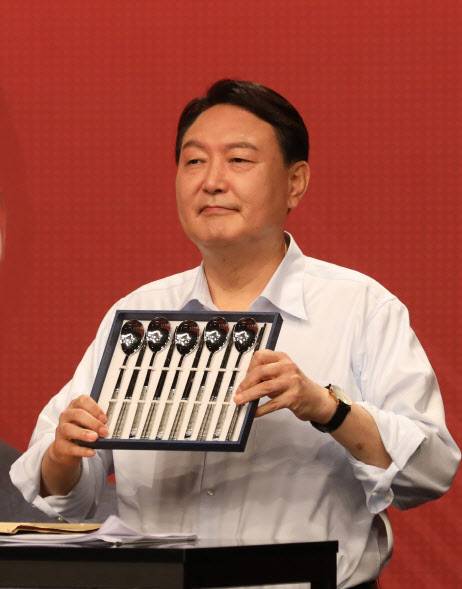 국민의힘 대선주자인 윤석열 전 검찰총장이 26일 오후 서울 마포구 상암동 DDMC 채널A 스튜디오에서 열린 국민의힘 제20대 대통령후보 경선 3차 방송토론회에서 클로징 멘트때 사용할 소품을 들어 보이고 있다. (사진=뉴시스)