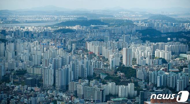 22일 서울 용산구 남산N서울타워에서 바라본 도심 아파트단지 /뉴스1 © News1