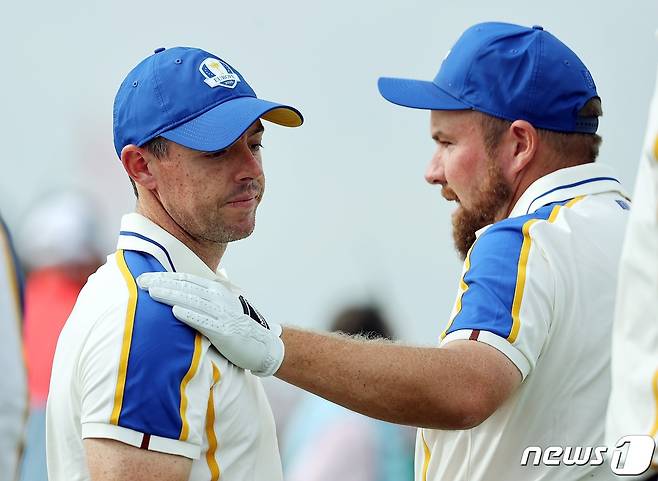 유럽팀의 로리 매킬로이(왼쪽)이 제43회 라이더컵에서 팀이 패한 것에 아쉬워하고 있다. © AFP=뉴스1