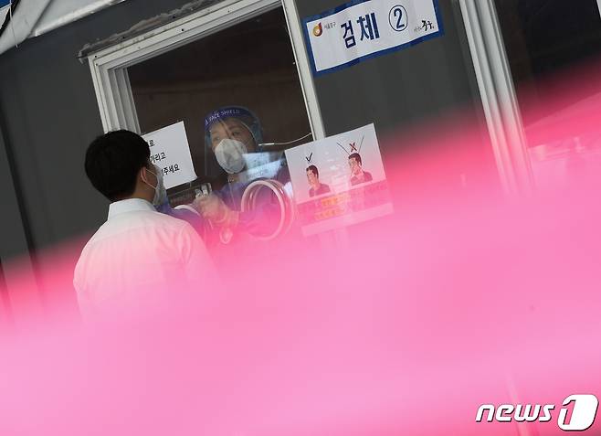 27일 오전 서울역 선별진료소에서 시민들이 신종 코로나바이러스 감염증(코로나19) 검체 검사를 받고 있다.  © News1 신웅수 기자