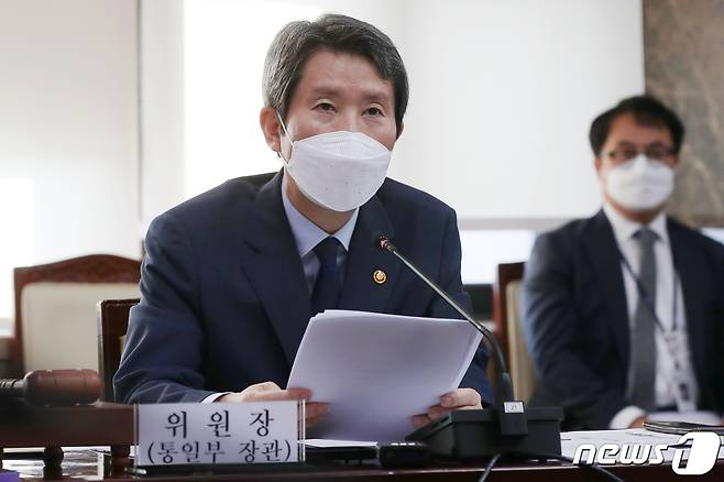 이인영 통일부 장관이 24일 오전 서울 종로구 정부서울청사에서 열린 '제322차 남북교류협력추진협의회'에서 모두발언을 하고 있다. 2021.9.24/뉴스1 © News1 민경석 기자