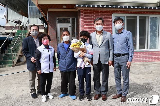27일 전춘성 전북 진안군수(오른쪽 두번째)가 도쿄 패럴림픽을 마치고 돌아온 전민재 선수(오른쪽 세번째) 자택을 방문해 격려하고 있다.(진안군 제공)2021.9.27/뉴스1