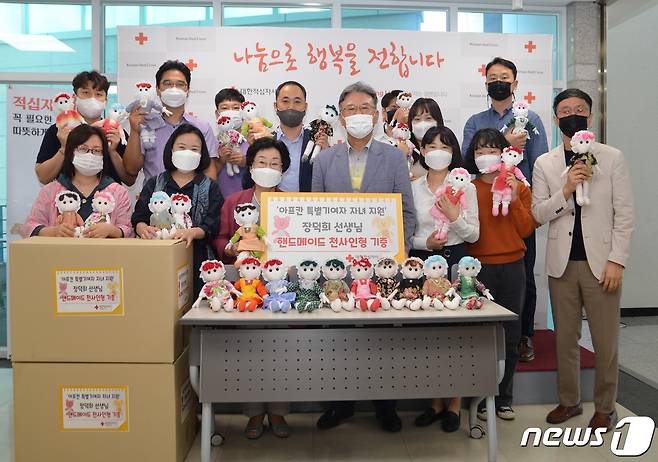 장덕희 작가가 27일 대한적십자 대전세종지사에서 아프간 특별기여자 아이들에게 전달될 인형을 기부하고 있다.© 뉴스1