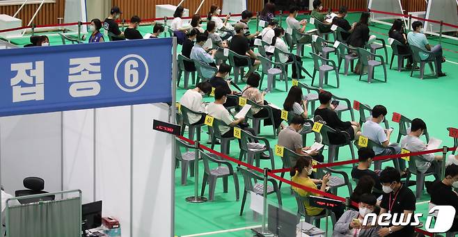 대전 유성구 코로나19 백신예방접종센터에서 접종을 받은 시민들이 이상반응 관찰구역에서 대기하고 있다. ©News1 김기태 기자