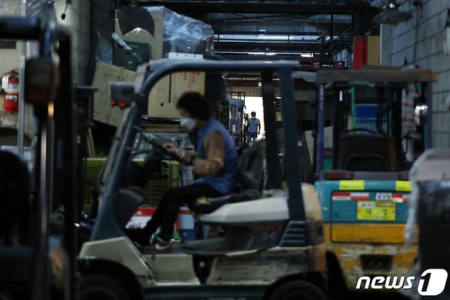 신종 코로나바이러스감염증(코로나19) 확산이 계속된 27일 오전 서울 송파구 가락시장이 한산한 모습을 보이고 있다. 가락시장에서는 전날에도 24명이 확진됐다. 2021.9.27/뉴스1 © News1 조태형 기자