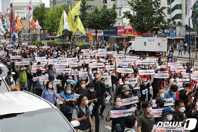 전국민주노동조합총연맹(민주노총) 조합원들이 7월3일 오후 서울 종로3가 거리에서 가진 전국노동자대회에서 구호를 외치고 있다.  2021.7.3/뉴스1 © News1 박정호 기자