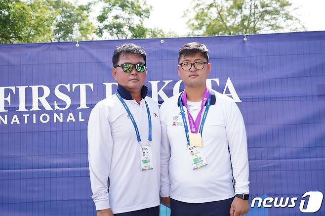 미국 양크턴에서 열린 '2021 세계양궁선수권대회'에서 3관왕에 오른 충북 청주시청 소속 김우진(오른쪽)과 양궁 국가대표팀 감독인 홍승진 청주시청 감독.(청주시 제공).2021.9.27© 뉴스1
