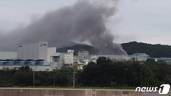 27일 오후 6시10분께 충남 청양군 정산면 애경화학 청양공장에서 불이 났다. (독자 제공) © 뉴스1