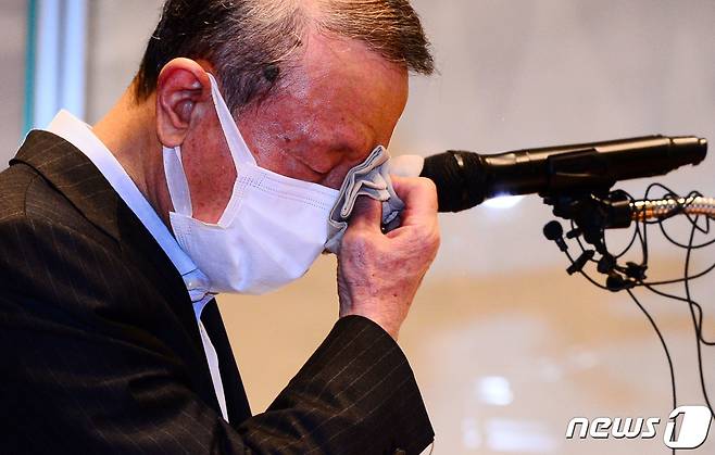 홍원식 남양유업 회장이 지난 6얼 서울 강남구 남양유업 본사에서 '불가리스 사태'와 관련 대국민 사과 기자회견 중 눈물을 훔치고 있다. 2021.5.4/뉴스1 © News1 이승배 기자