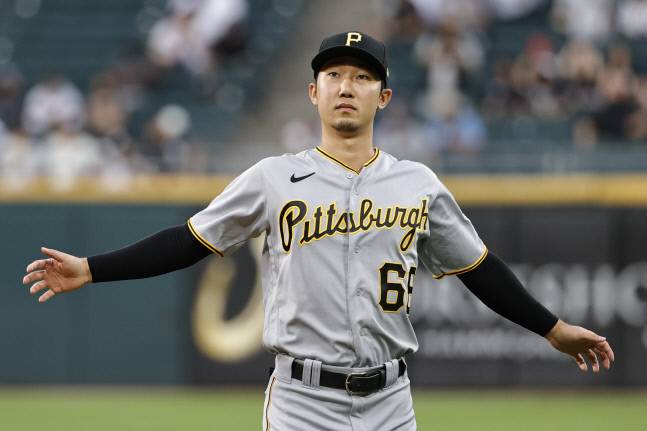 피츠버그 박효준이 1일(한국시간) 일리노이주 게런티드 레이트 필드에서 열린 시카고 화이트삭스 전에 앞서 몸을 풀고 있다.  일리노이주 | USA TODAY Sports연합뉴스