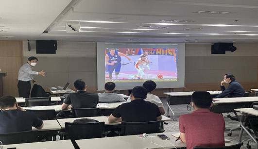 장준혁 KBL 심판이 KBA 심판들을 대상으로 영상 교육을 진행하고 있는 모습. 제공 | KBL