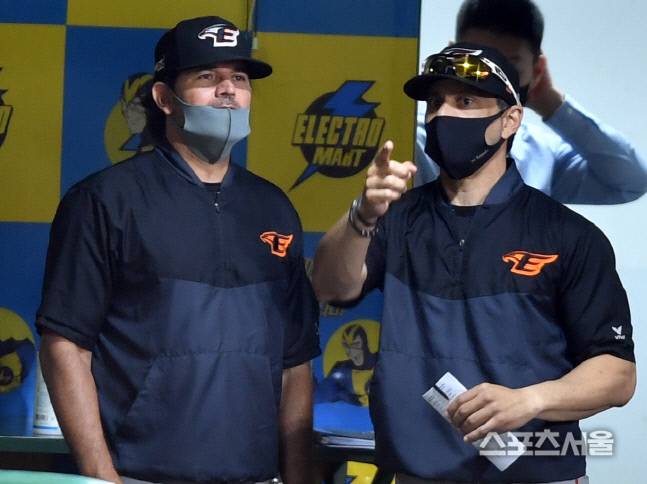 한화 카를로스 수베로(왼쪽) 감독이 지난 15일 인천SSG랜더스필드에서 열린 SSG전에서 코치들과 이야기를 나누고 있다. 인천 | 강영조기자 kanjo@sportsseoul.com