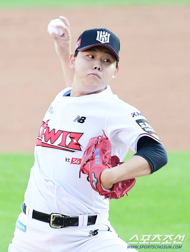 12일 수원케이티위즈파크에서 SSG와 KT의 더블헤더 2차전 경기가 열렸다. KT 선발 소형준이 힘차게 투구하고 있다. 수원=송정헌 기자 songs@sportschosun.com/2021.09.12/