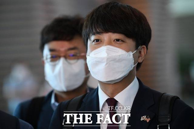 이낙연 더불어민주당 전 대표가 의원직 사퇴를 선언하면서 '종로'는 내년 대통령선거와 함께 보궐선거를 치르게 됐다. 대선 러닝메이트가 될 종로 공천을 두고 거물급 인사들의 하마평이 나오고 있는 가운데 이 대표는 "상계동에서 국회의원이 되겠다"며 출마설을 일추했다. 지난 22일 오전 인천국제공항에서 미국 일정을 위해 출국을 앞두고 취재진과 질의응답을 하고 있는 이 대표. /남윤호 기자