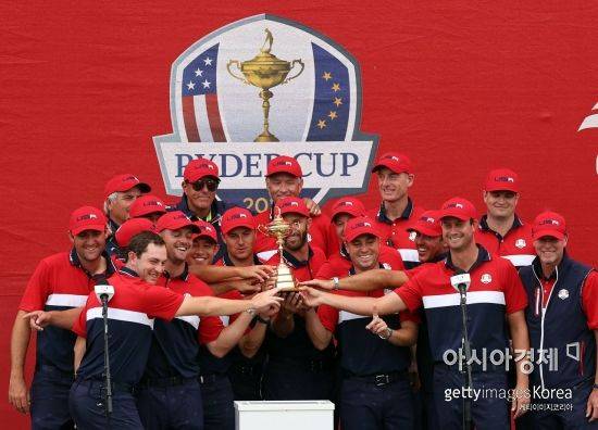 미국 선수들이 43회 라이더컵 우승 직후 트로피와 함께 기념 촬영을 하고 있다. 헤이븐(미국)=Getty images/멀티비츠