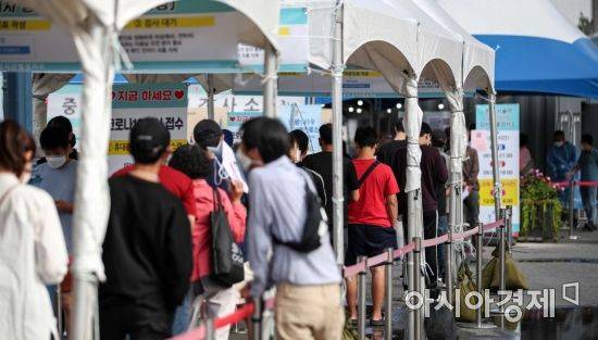 코로나19 신규 확진자가 2771명 발생한 26일 서울역 광장에 마련된 임시선별검사소를 찾은 시민들이 검사를 받기 위해 대기하고 있다./강진형 기자aymsdream@