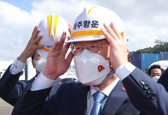더불어민주당 대선 주자인 이재명 경기지사가 27일 오후 제주시 건입동 제주항 6부두를 방문해 안전모를 착용하고 있다. /뉴시스