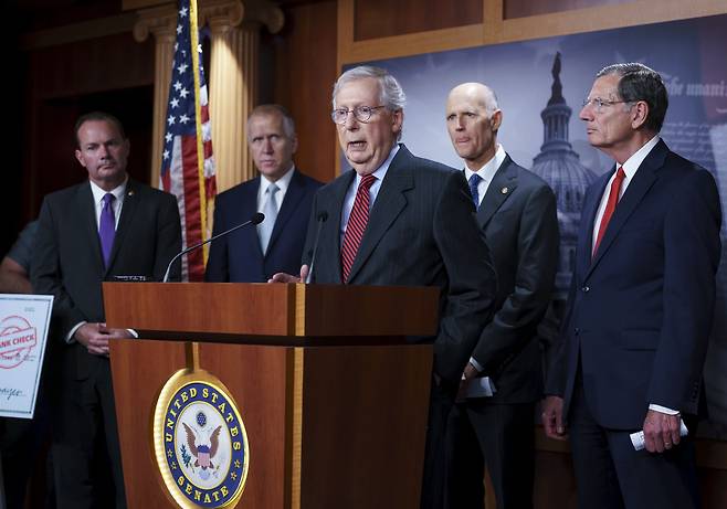 미치 매코널 미국 공화당 상원 원내대표 등 공화당 지도부가 지난 22일(현지 시각) 워싱턴DC 의사당에서 민주당의 부채 한도 유예안 통과를 저지하겠다는 내용의 기자회견을 하고 있다. /AP 연합뉴스