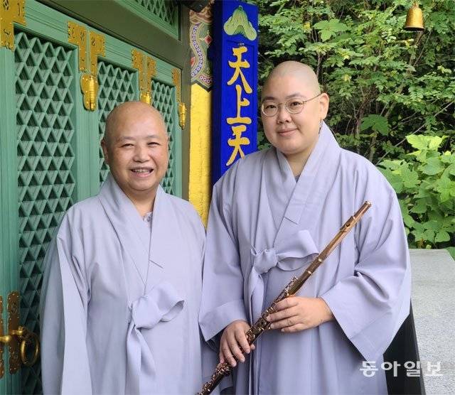 23일 서울 정혜사에서 만난 성보 스님(왼쪽)과 기원 스님. 어려운 이웃을 돕는 여성 성직자 모임 ‘삼소회’ 활동에도 적극적인 성보 스님은 “음악과 이웃을 돕는 따뜻한 마음으로 코로나19를 극복하기를 바란다”고 말했다. 김갑식 문화전문기자 dunanworld@donga.com