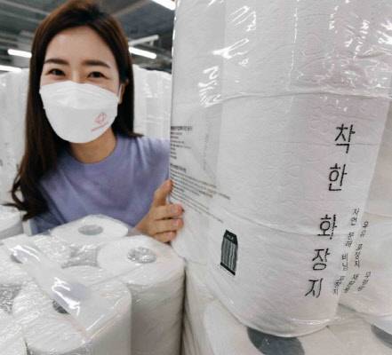 27일 서울 등촌동 소재 홈플러스 강서점에서 모델이 '착한 화장지'를 선보이고 있다. 홈플러스 제공