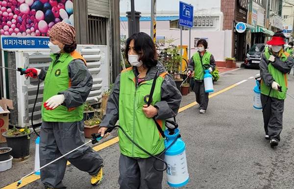 양영심 씨(왼쪽 두 번째)가 지역 방역활동에 나서고 있다. (사진=행정안전부)