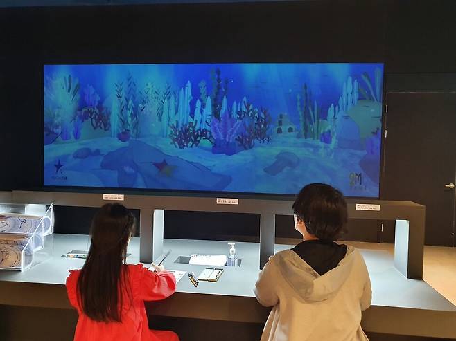 어린이들이 색칠한 그림을 화면에 띄워주는 체험 공간.