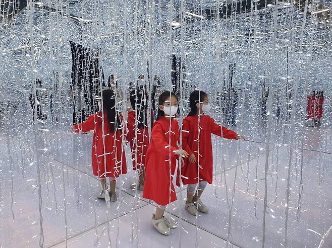 공간의 한계를 알 수 없는 거울방.