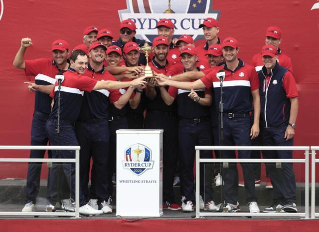 미국 선수들이 27일 미국 위스콘신주 헤이븐의 휘슬링 스트레이츠에서 열린 미국과 유럽의 남자 골프 대항전 제43회 라이더컵에서 우승한 뒤 트로피를 들어올리고 있다. EPA 연합뉴스
