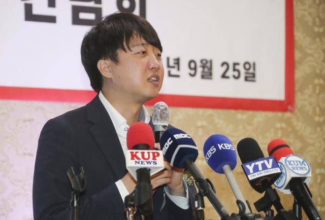 이준석 국민의힘 대표가 25일(현지시간) 미국 로스앤젤레스 가든스위트 호텔에서 열린 LA 재외 동포 정책간담회에서 인사말을 하고 있다. 국민의힘 제공