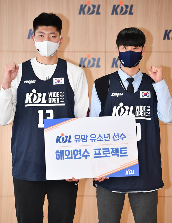 제1회 유망 선수 해외 연수 프로그램 당시 선발 학생 선수들. 사진=KBL 제공