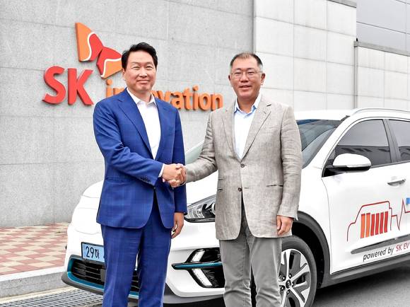 정의선 현대차그룹 회장(오른쪽)과 최태원 SK그룹 회장이 기아차 니로EV 앞에서 악수하고 있다.  [사진=현대차·SK 제공]