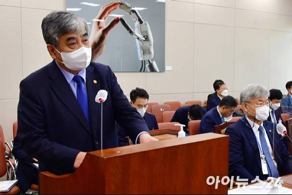 한상혁 방송통신위원장이 지난 9일 국회에서 열린 과학기술정보방송통신위원회 전체회의에서 2020회계연도 결산 관련 인사말을 하고 있다.