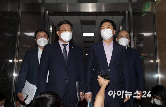 더불어민주당 윤호중 원내대표와 국민의힘 김기현 원내대표가 27일 저녁 박병석 국회의장 주재로 열린 여야 원내대표 회동을 마치고 취재진에게 브리핑을 하고 있다. [사진=김성진 기자]