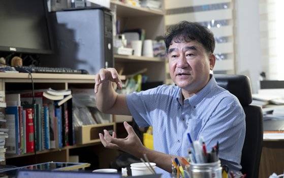 김재완 교수의 연구실은 10여대의 모니터와 컴퓨터, 책·자료로 가득하다. 두 사람이 들어서니 비좁게 느껴졌다. 임현동 기자