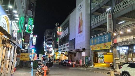 지난 24일 오후 9시50분쯤 대전시 서구 둔산동의 상가건물에 불이 환하게 켜 있다. 대전은 사회적 거리두기 3단계가 적용 중으로 오후 10시가 되면 노래방과 유흥업소는 문을 닫아야 한다. 신진호 기자