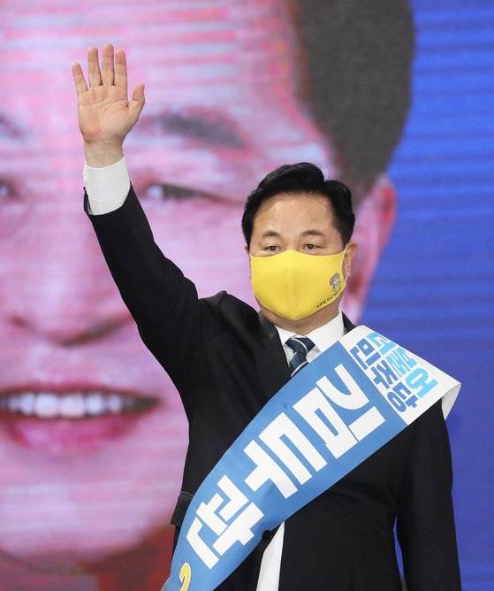 26일 전북 완주군 우석대학교 체육관에서 열린 더불어민주당 대선 후보 선출을 위한 전북 합동연설회에서 김두관 후보가 인사하고 있다. 김두관 후보는 이날 경선 결과 발표 뒤 후보 사퇴를 선언했다. 연합뉴스