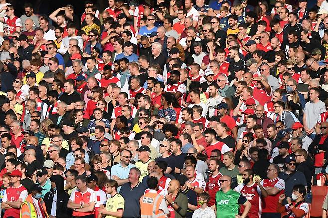 런던 에미레이츠 스타디움에서 경기를 지켜본 아스널 팬들. 대부분 노마스크다. [EPA=연합뉴스]