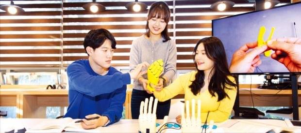 나사렛대 학생들이 재활보조기기 관련 토론수업을 하고 있다. /나사렛대 제공