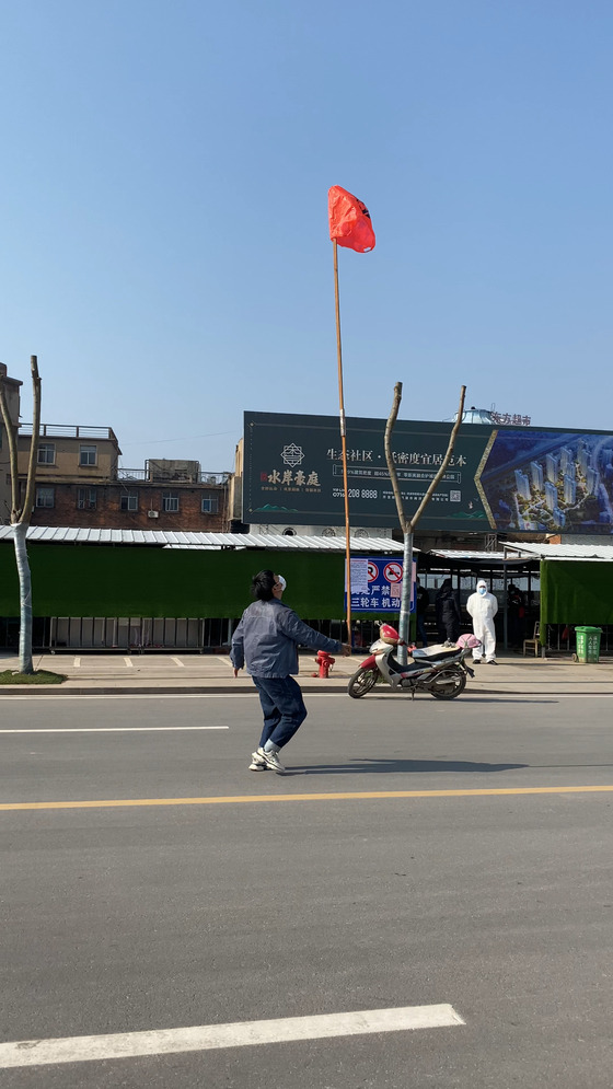 A scene from the performance video ″Unaware″ (2020) by Chinese artist Li Liao. [SEOUL MEDIACITY BIENNALE]