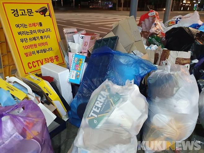 27일 강원 춘천시 퇴계동 한 도로가에 각종 쓰레기가 불법으로 버려져 있다.