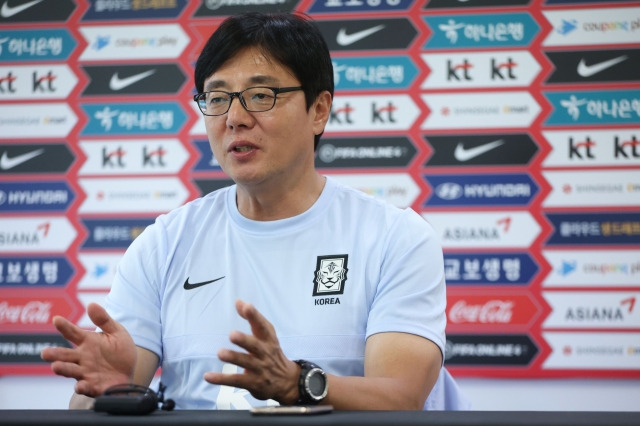 황선홍 남자 축구 올림픽대표팀 감독이 27일 파주 국가대표트레이닝센터에서 2022 AFC 남자 23세 이하 아시안컵 예선 대비 1차 소집 기자회견에 임하고 있다. 대한축구협회 제공