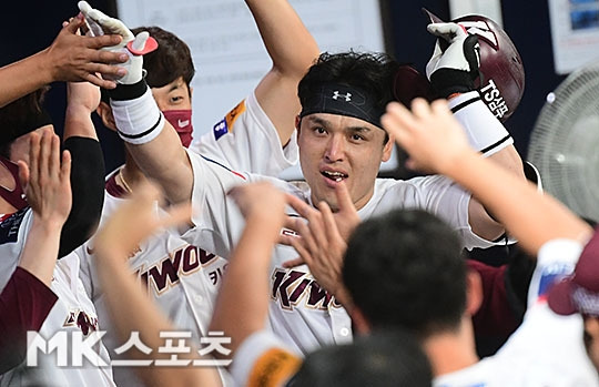 26일 오후 서울 고척스카이돔에서 "2021 KBO 리그" 롯데 자이언츠와 키움 히어로즈 경기가 열렸다. 3회말 1사 1, 2루에서 키움 박동원이 롯데 선발 프랑코를 상대로 시즌 22호 좌월 스리런 홈런을 날리고 더그아웃 동료들의 열렬한 환영을 받고 있다. 사진(서울 고척)=김영구 기자