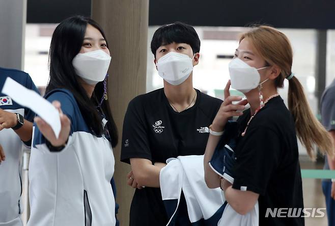 [인천공항=뉴시스] 추상철 기자 = 여자 양궁 대표팀 장민희(왼쪽부터), 안산, 강채영이 15일 오후 인천국제공항에서 2021 세계양궁선수권대회 참가를 위해 출국하기 전 대화를 나누고 있다. 이번 대회는 오는 19일부터 26일까지 미국 양크턴에서 8일간 치러진다.2021.09.15. scchoo@newsis.com