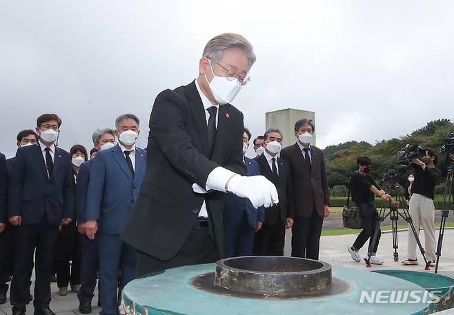 [제주=뉴시스] 우장호 기자 = 더불어민주당 대권주자인 이재명 경기도지사가 27일 오전 제주시 봉개동 제주4·3평화공원을 방문해 희생영령에게 참배하고 있다. 2021.09.27. woo1223@newsis.com