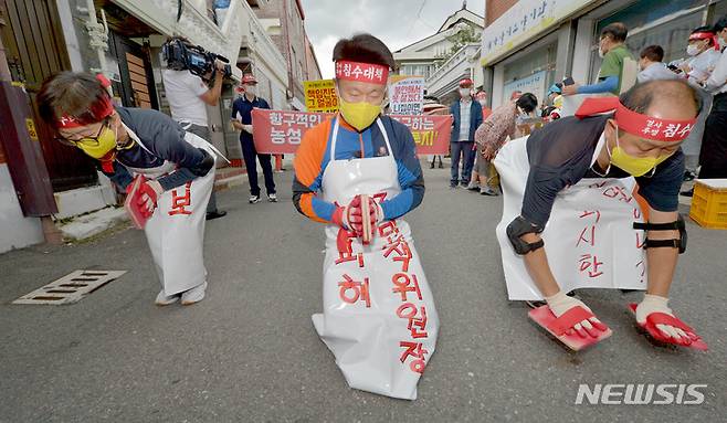 [광주=뉴시스] 변재훈 기자 = 광주 농성·화정동 침수 피해 주민대책위(주민대책위) 소속 주민들이 27일 광주 서구 농성동 상습 침수 주택가에서 항구적 수해 예방 대책을 촉구하며 오체투지 행진을 벌이고 있다. 이들은 침수 주택가부터 부터 서구청 광장까지 1.2㎞를 5보1배 형식으로 걸으며 행진했다. 2021.09.27. wisdom21@newsis.com