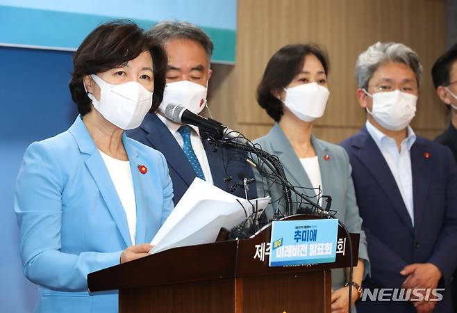 [제주=뉴시스] 우장호 기자 = 더불어민주당 추미애 대선 경선 후보가 27일 오후 제주도의회 1층 도민카페에서 '제주 미래비전 발표' 기자회견을 열어 발언하고 있다. 2021.09.27. woo1223@newsis.com