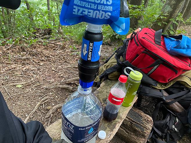 계곡에서 취수한 물을 정수해서 마셨다