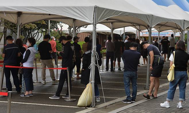 27일 경북 포항시 남구 보건소 선별진료소에서 시민들이 코로나19 검체 검사를 받기 위해 줄을 서서 기다리고 있다. 뉴스1