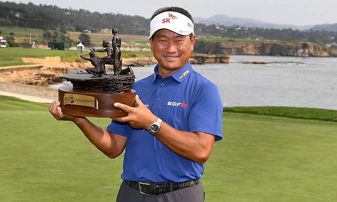 최경주가 27일 미국 캘리포니아주 몬터레이의 페블비치 골프링크스에서 열린 PGA 챔피언스투어 퓨어 인슈어런스 챔피언십에서 우승한 뒤 트로피를 들고 활짝 웃고 있다. 몬터레이=AFP연합뉴스